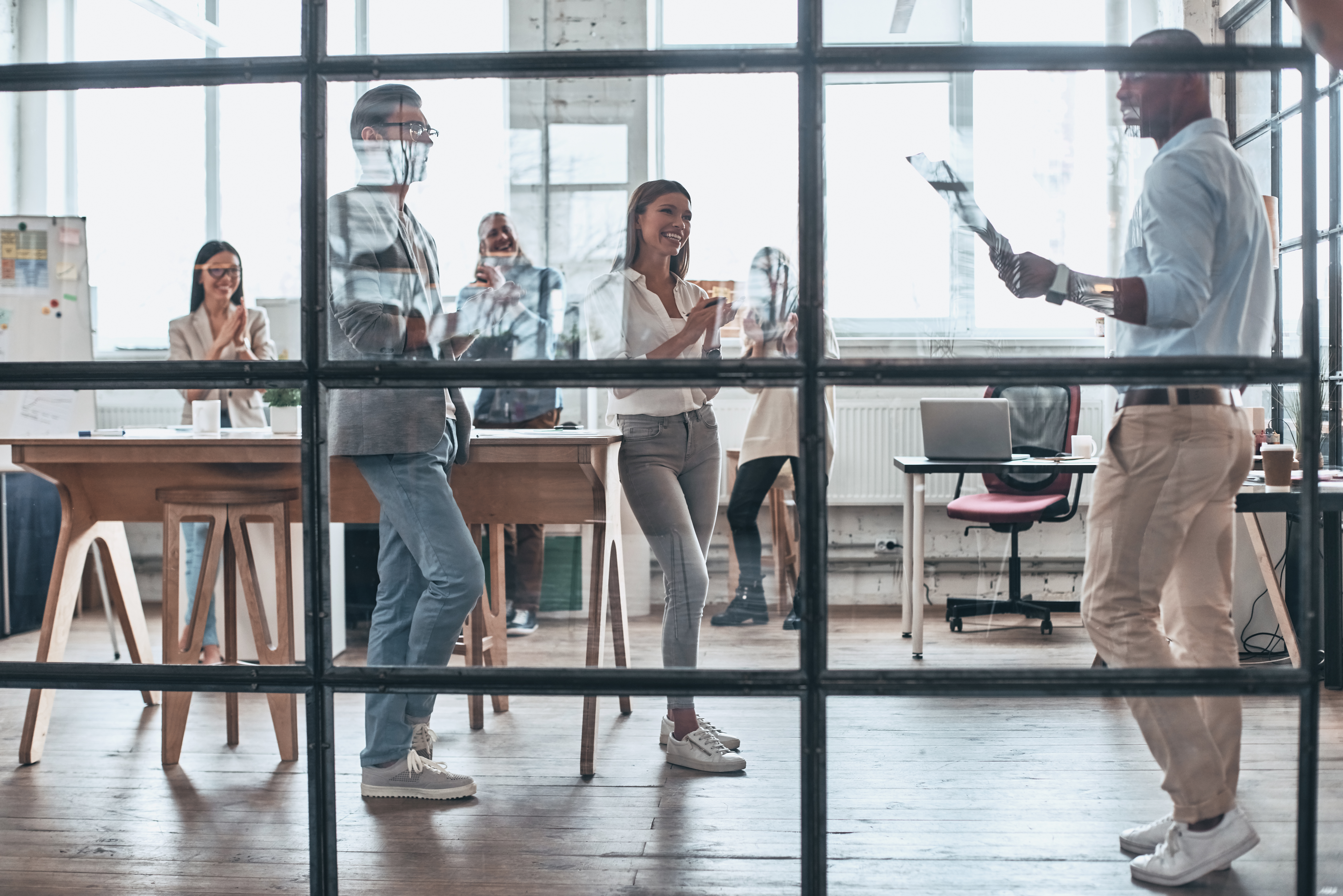 A representation of a modern, hybrid workplace with both people and AI working side by side in a hybrid team